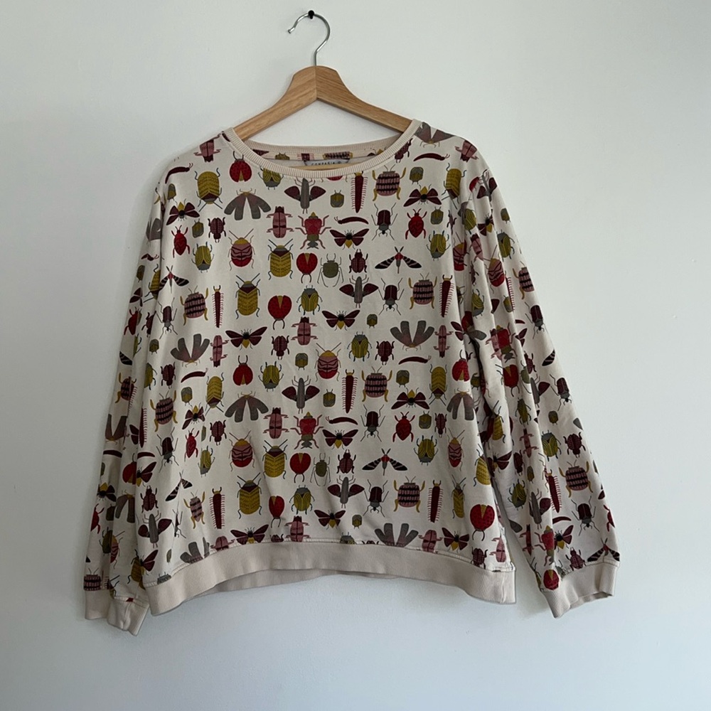 Sweatshirt with insects